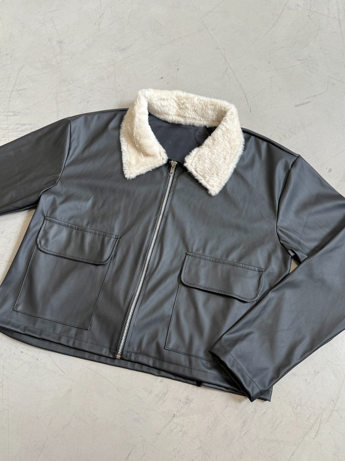 CAMPERA CUERINA CUELLO PIEL BOLSILLO