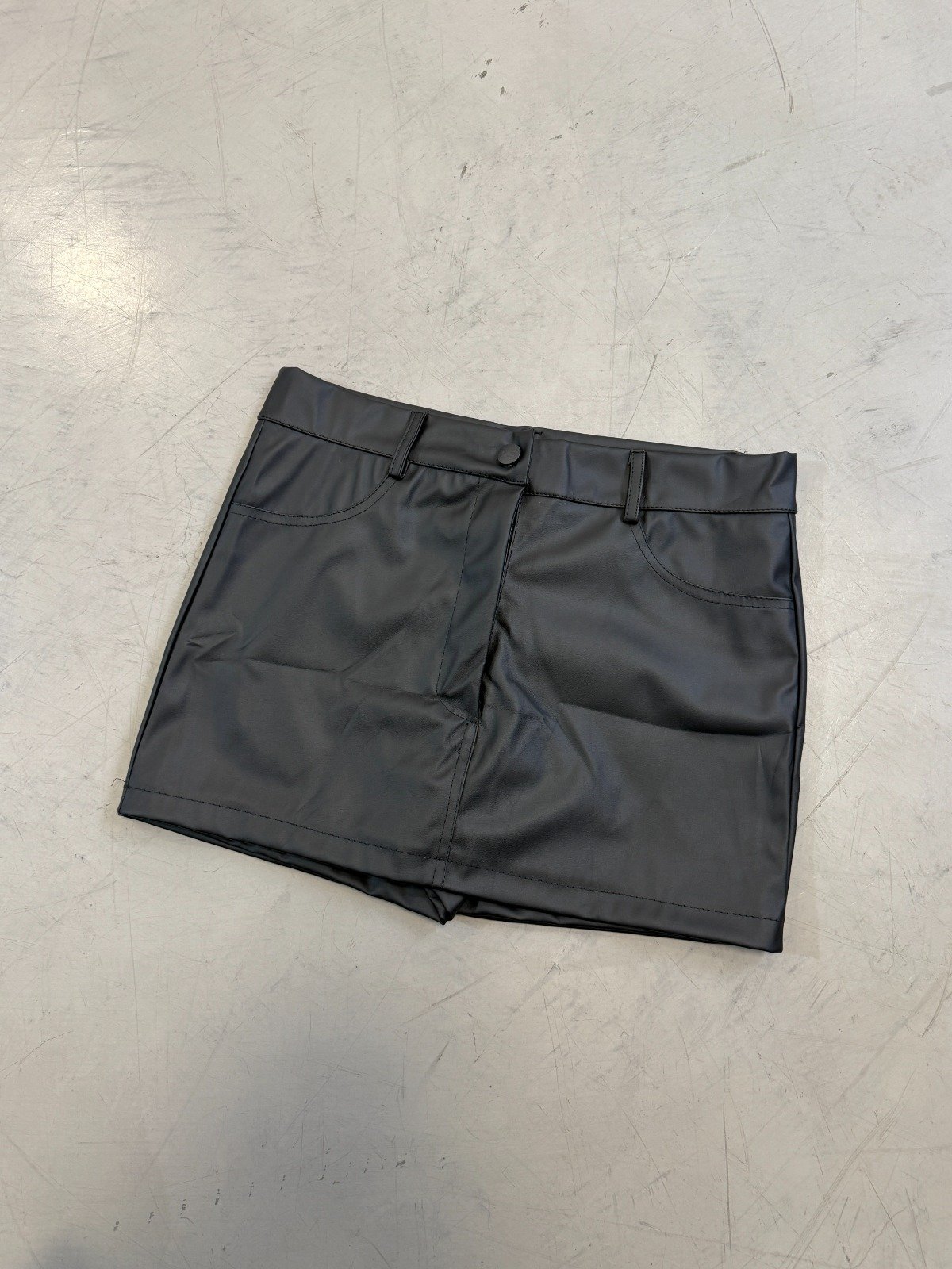 SHORT POLLERA CUERINA CORTE JEAN