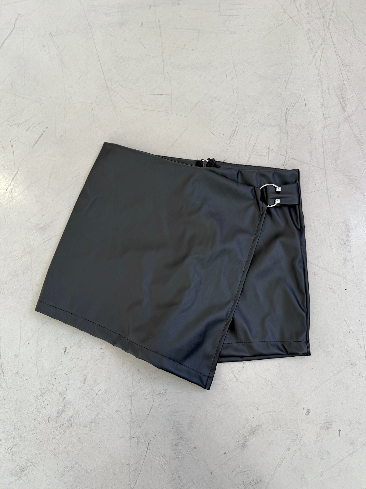SHORT POLLERA CUERINA ACC BRILLO CIERRE ESPALDA