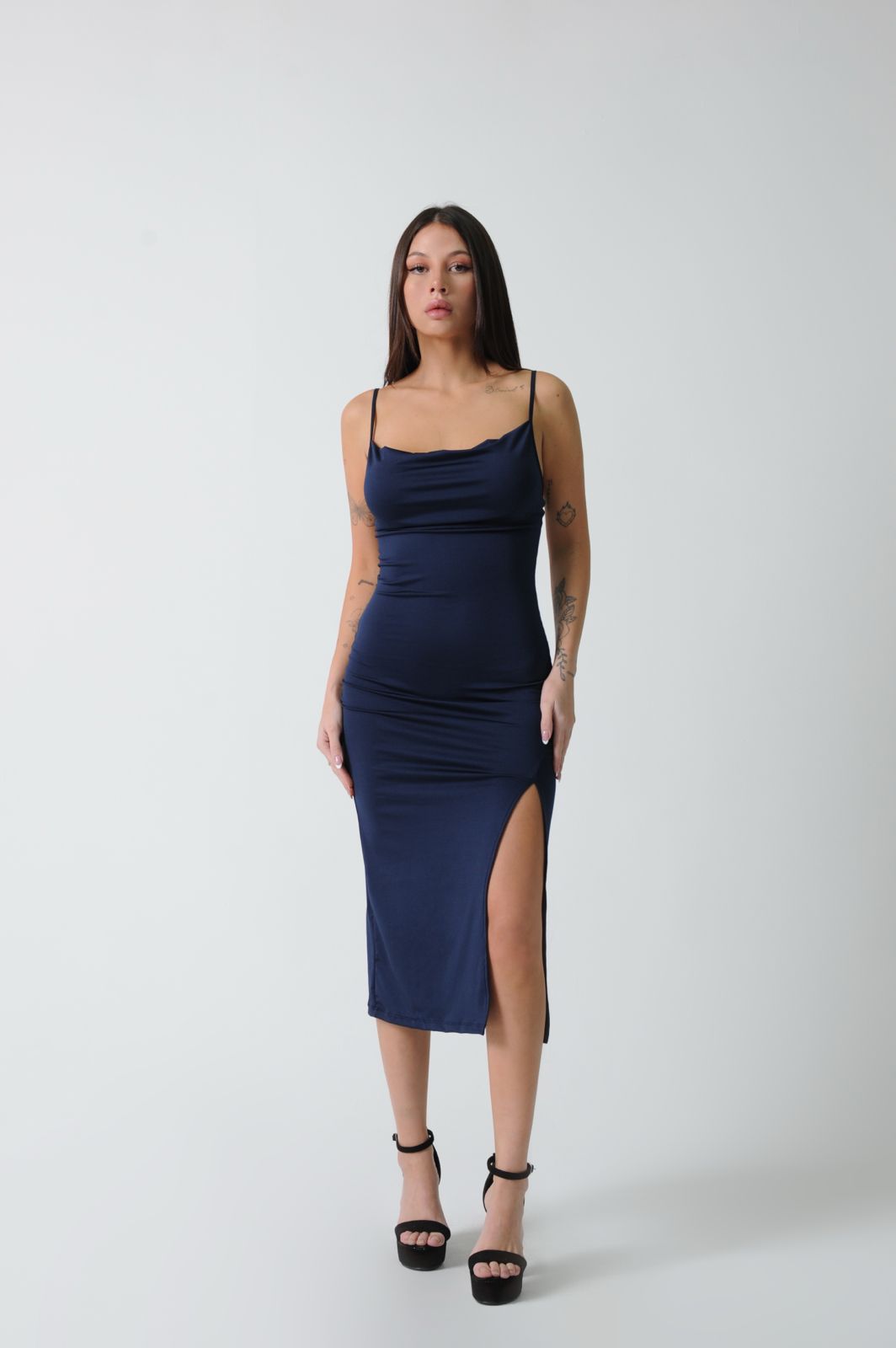 VESTIDO MICROFIBRA LARGO BUCHE Y TAJO ADELANTE