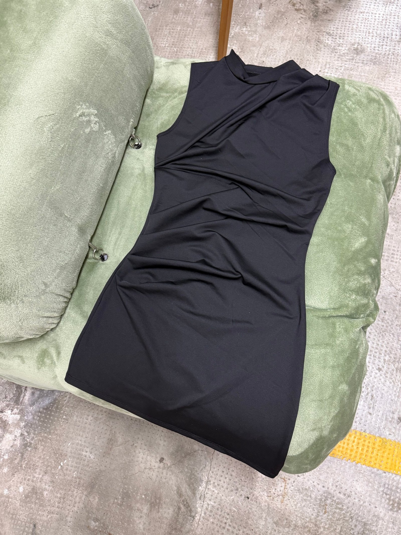 VESTIDO MICROFIBRA CUELLO TABLAS Y PICO