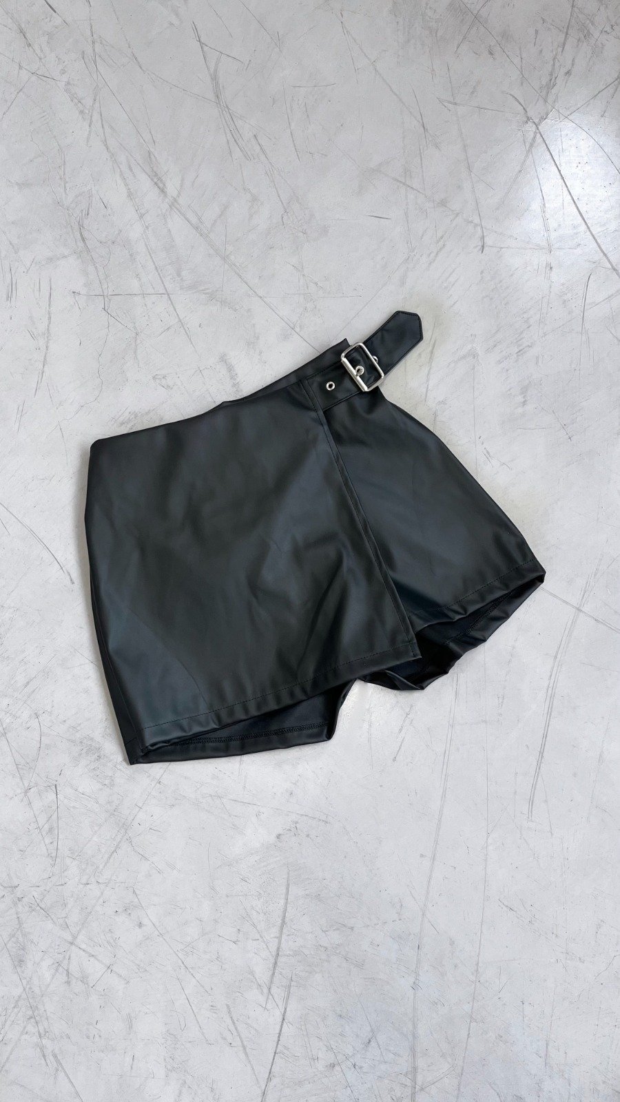 SHORT POLLERA CUERINA HEBILLA ELASTICO ESPALDA