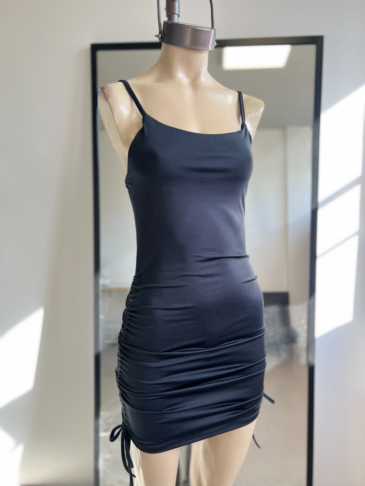 VESTIDO MICROFIBRA FRUNCES TIRAS COSTADO
