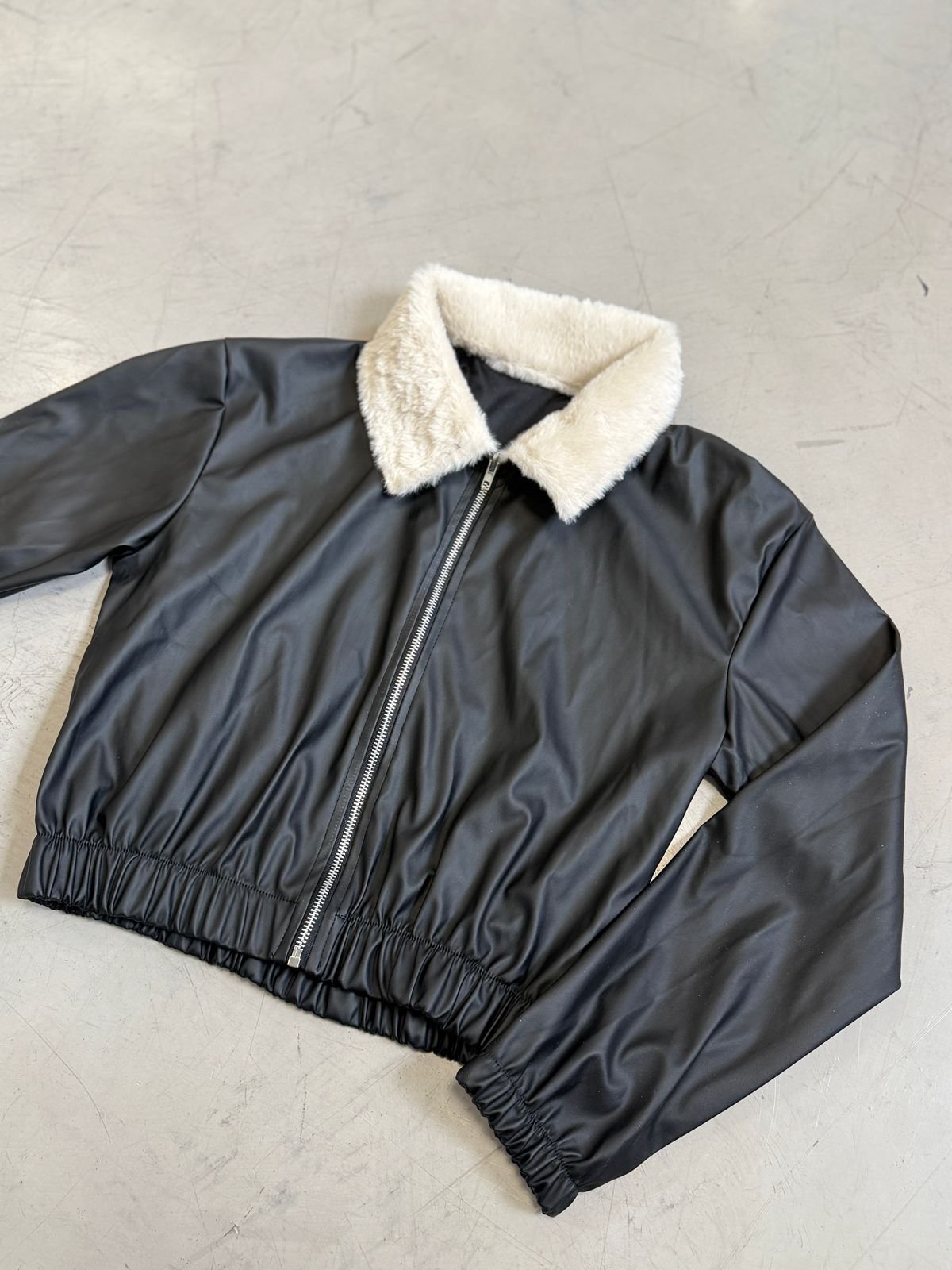 CAMPERA CUERINA CUELLO PIEL Y ELASTICO CINTURA