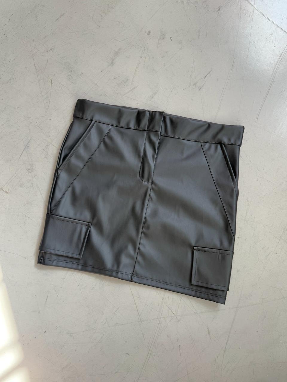 POLLERA CUERINA CARGO CIERRE Y BOLSILLO