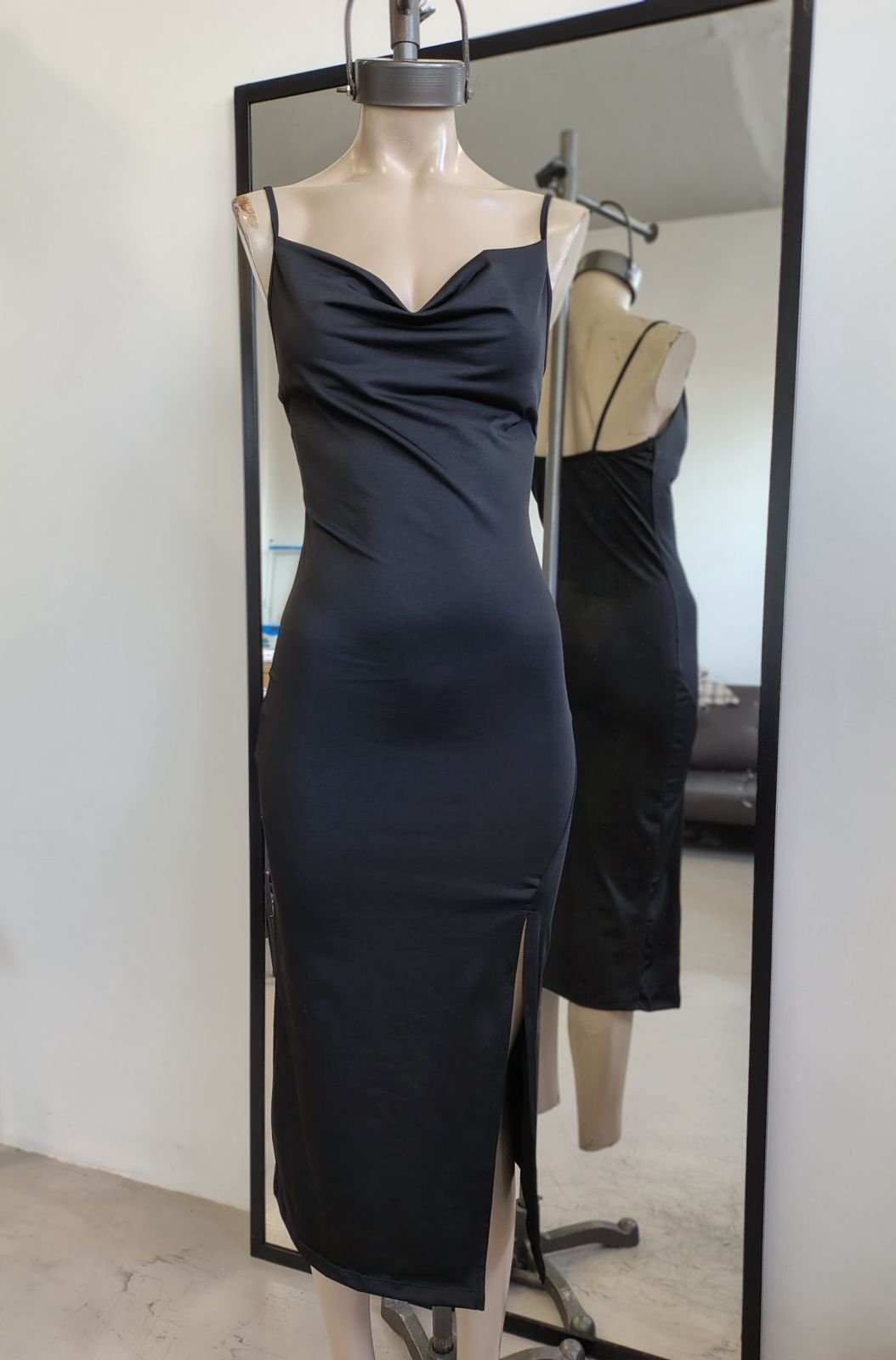 VESTIDO MICROFIBRA LARGO TAJO ADELANTE