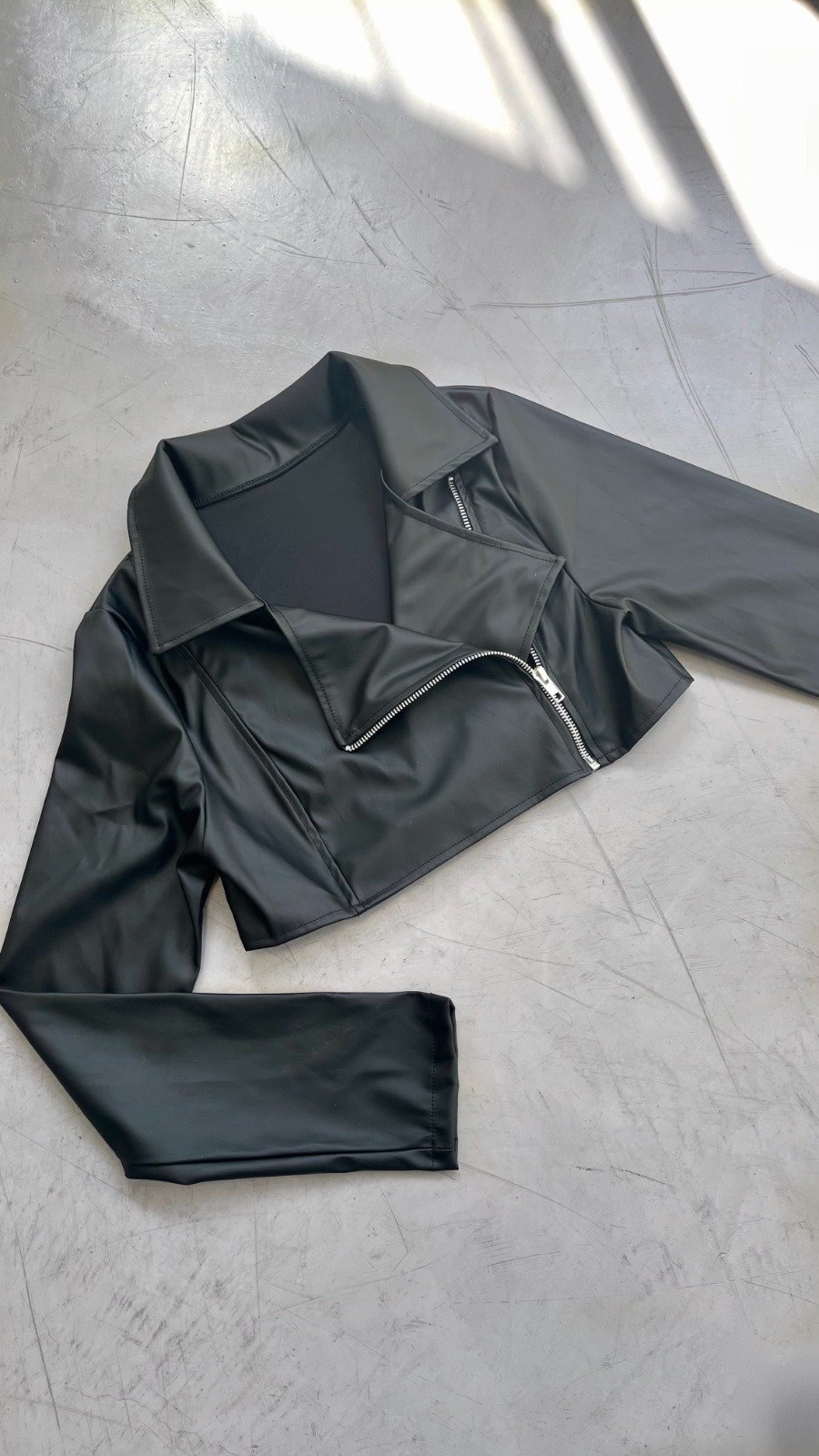 CAMPERA CUERINA CORTA