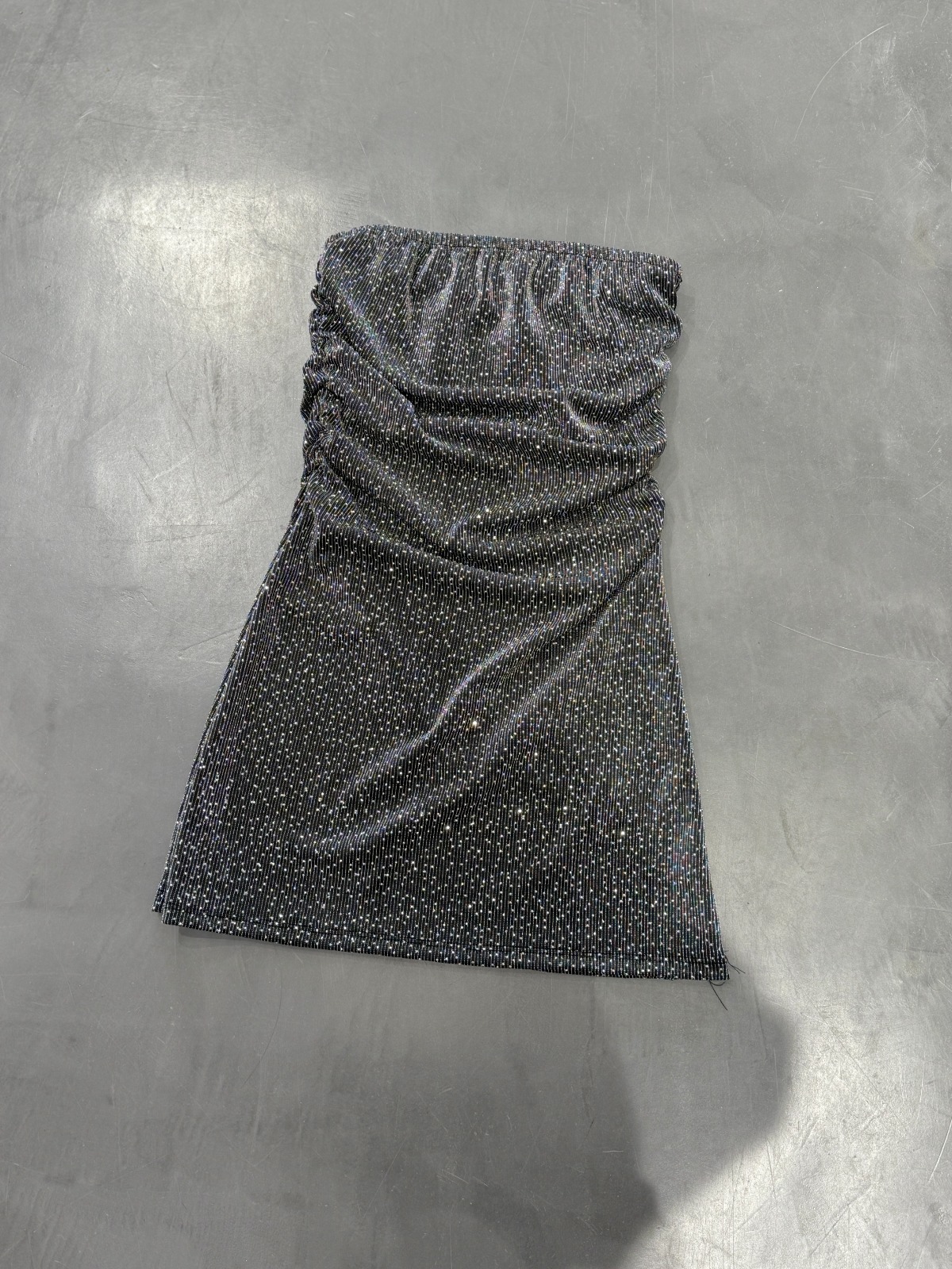 VESTIDO STRASS STRAPLESS ELASTICOS COSTADOS