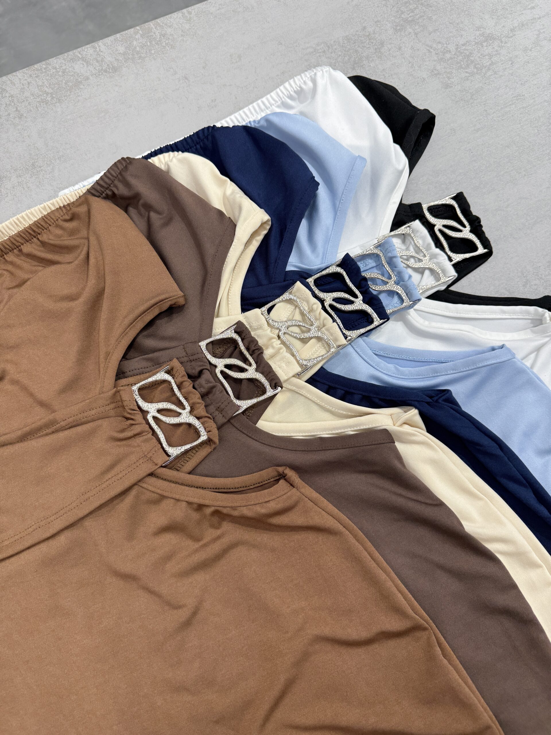 VESTIDO MICROFIBRA STRAPLESS HEBILLA COSTADO