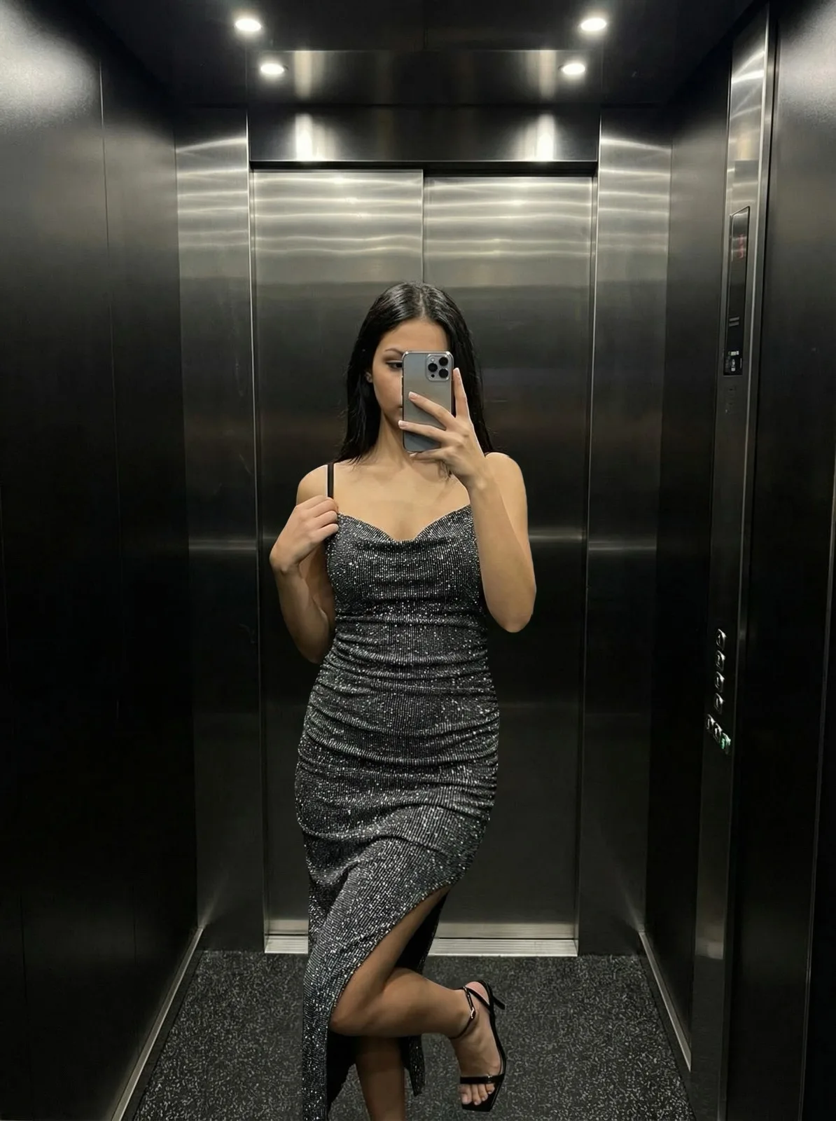 VESTIDO STRASS LARGO ELASTICO Y TAJO COSTADO