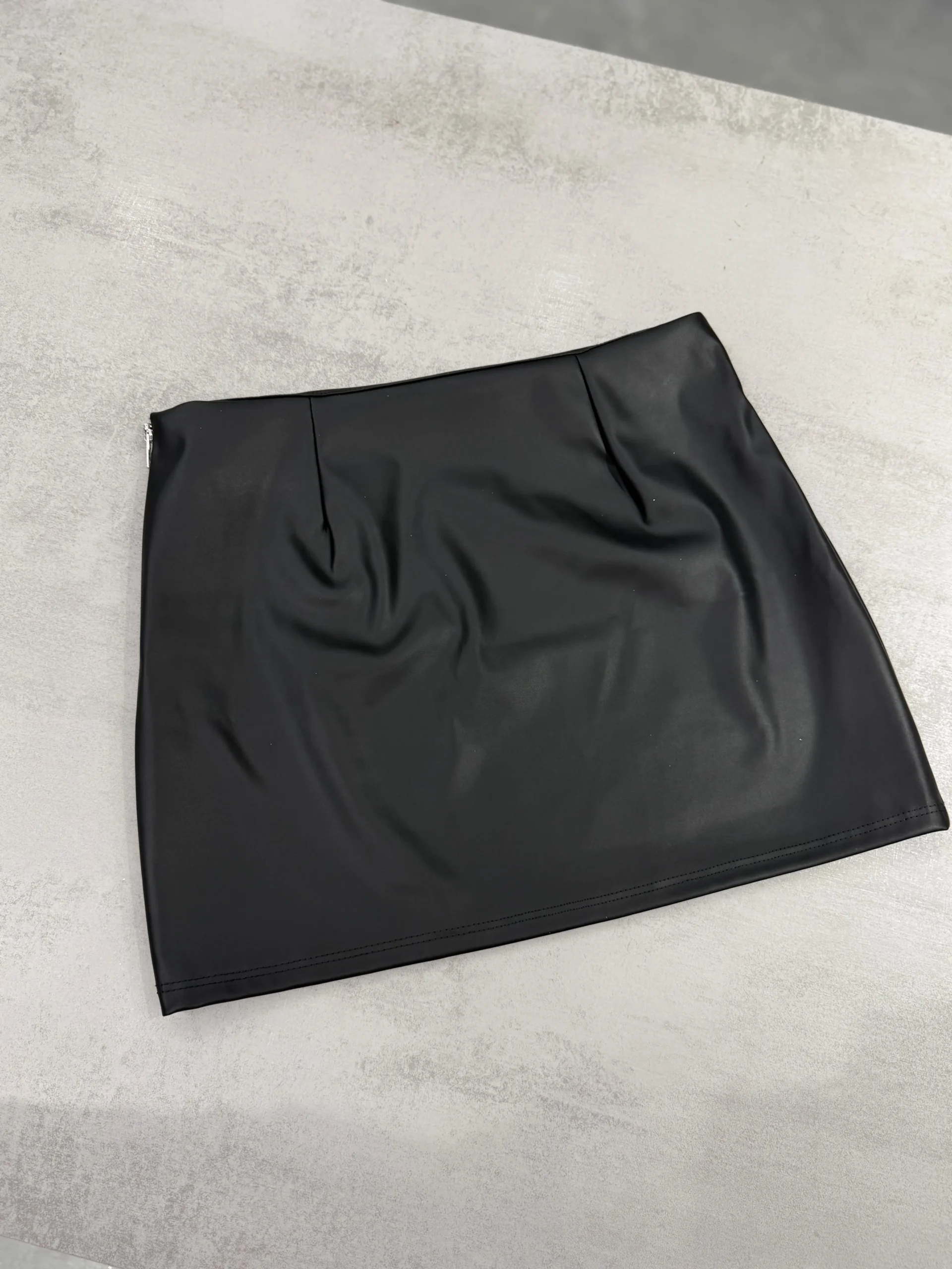 POLLERA CUERINA CIERRE COSTADO