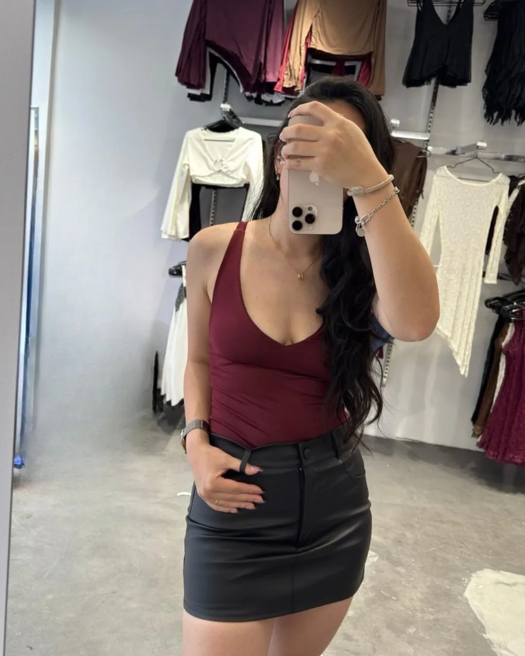 Alternative view of SHORT POLLERA CUERINA BROCHE NEGRO