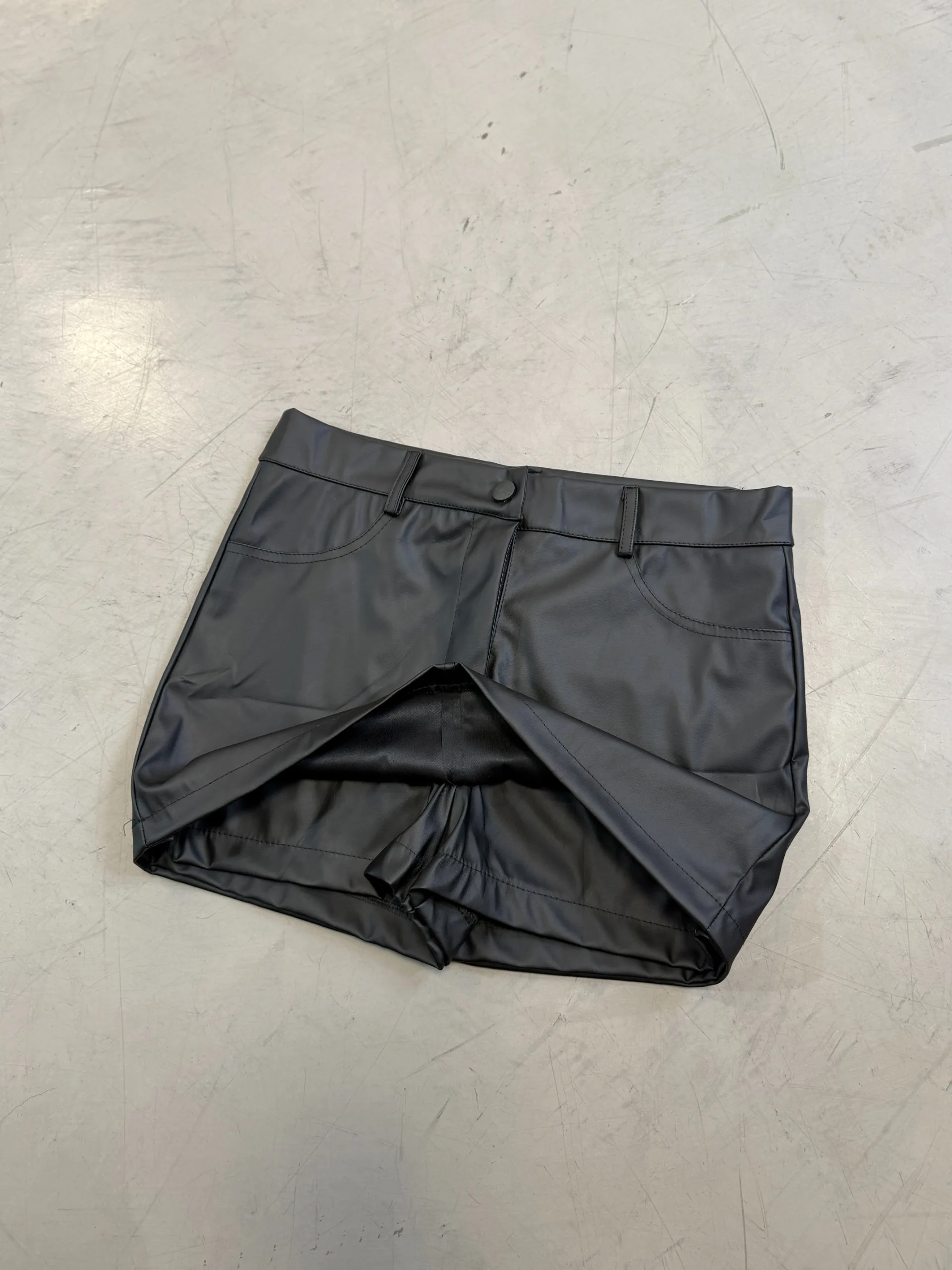 SHORT POLLERA CUERINA BROCHE NEGRO