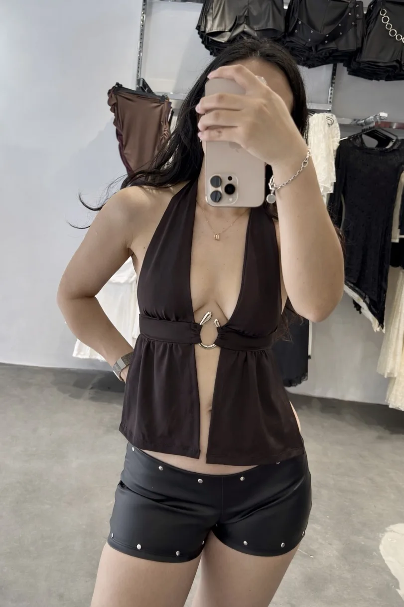 SHORT CUERINA TIRO BAJO CON TACHAS