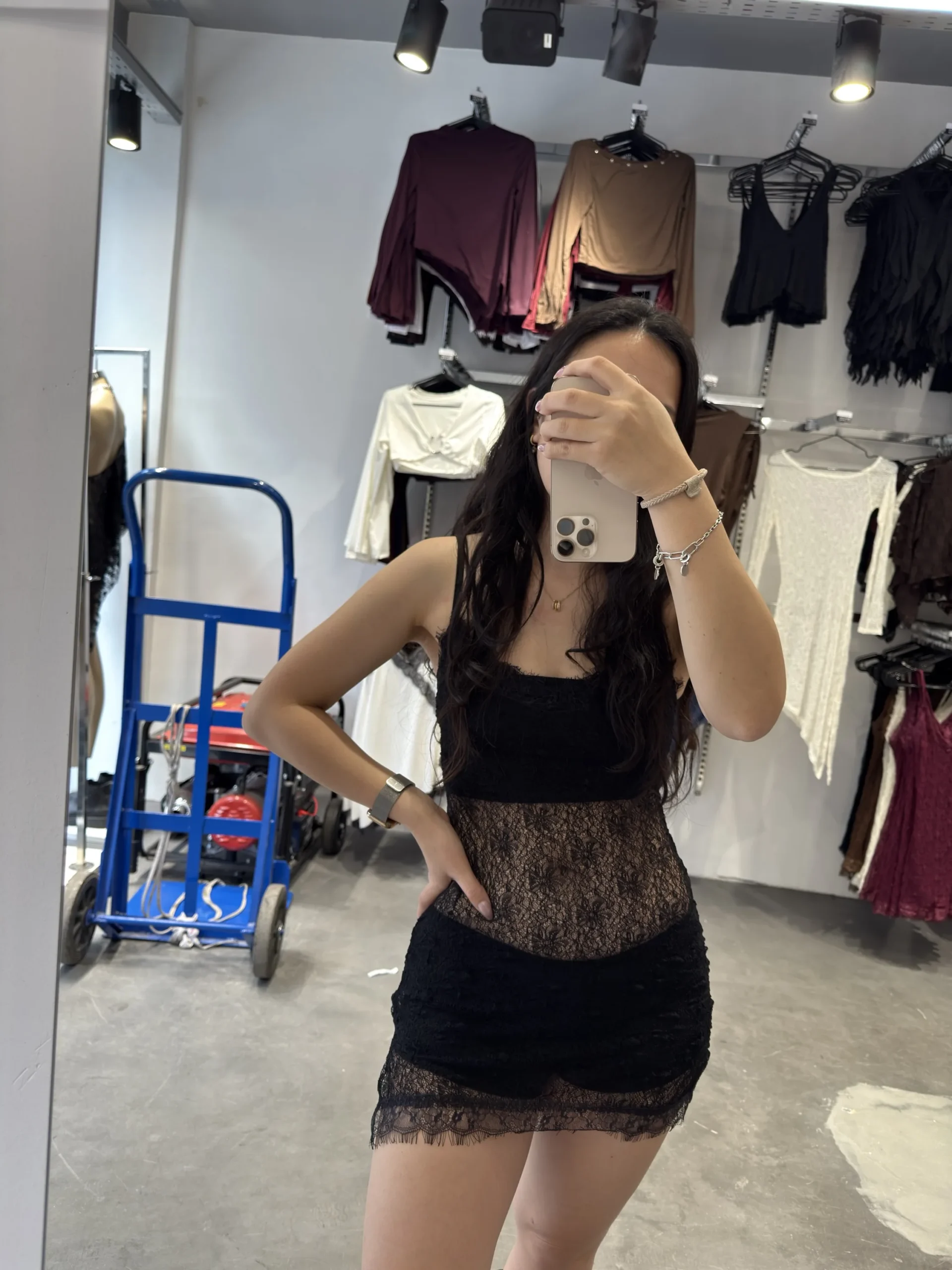 Alternative view of VESTIDO ENCAJE EN V Y PUNTILLA