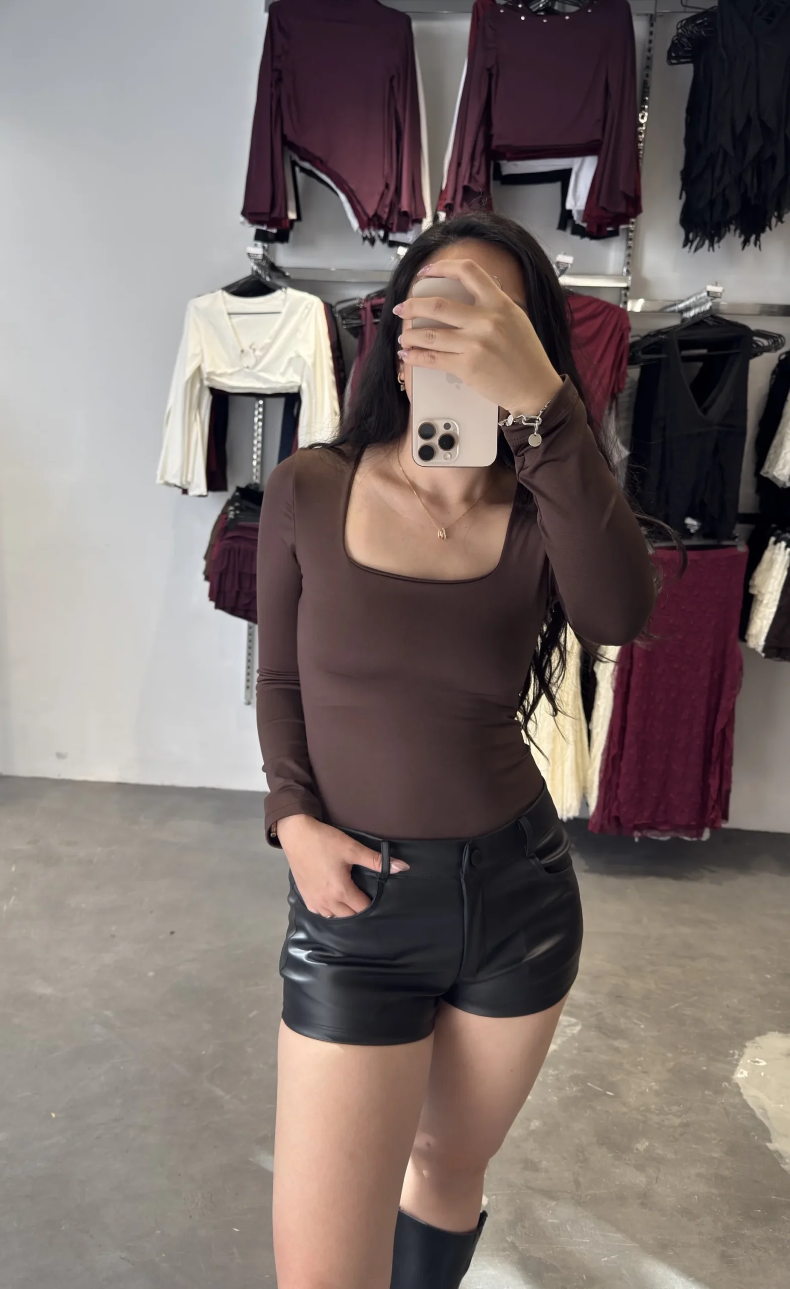 Alternative view of SHORT CUERINA TIRO BAJO BROCHE NEGRO