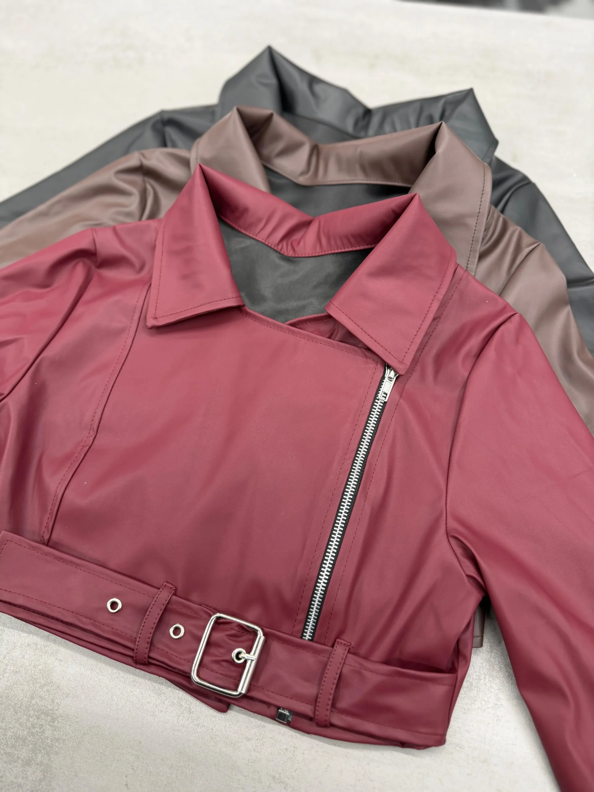 Alternative view of CAMPERA CUERINA HEBILLA