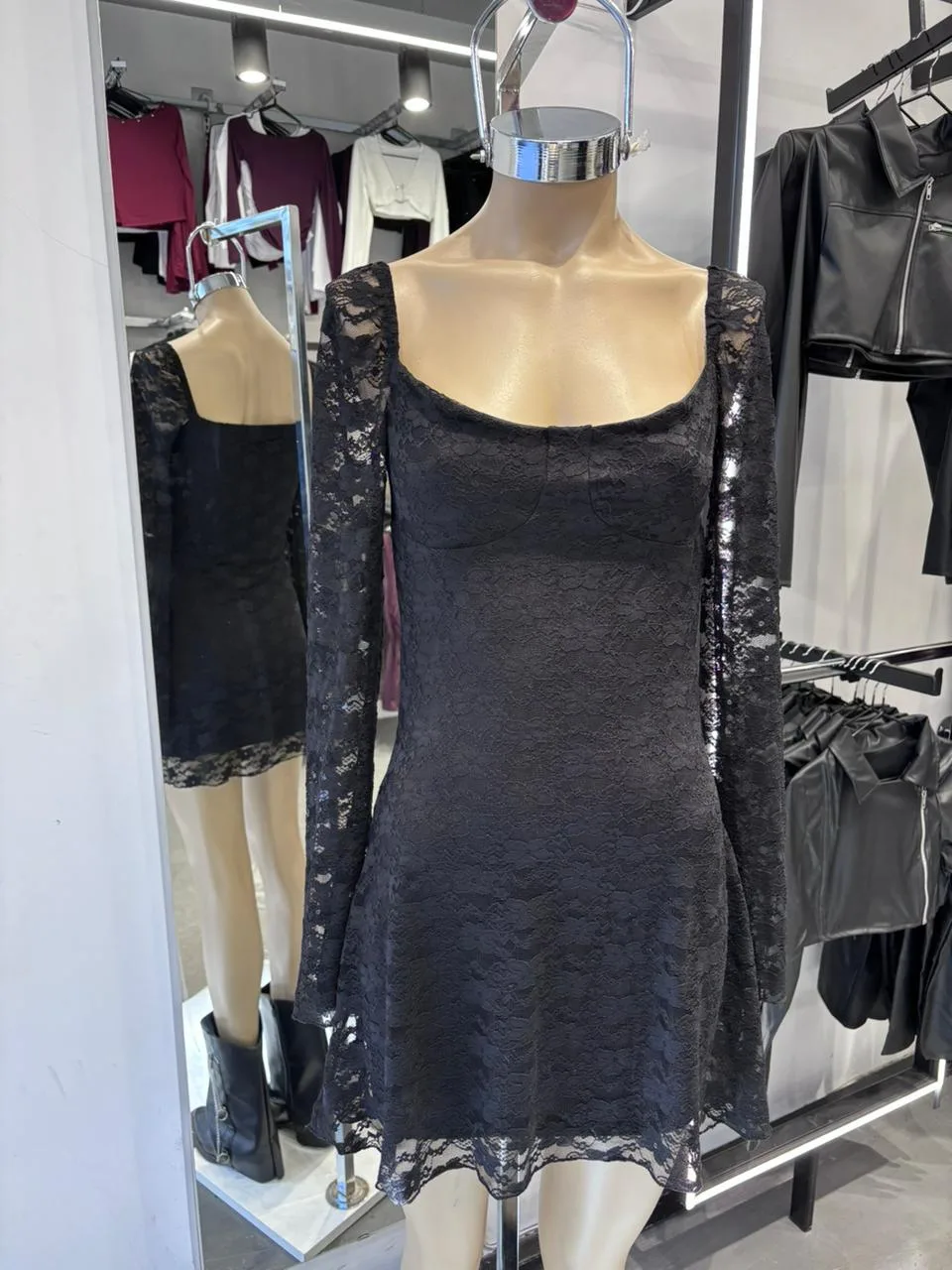 VESTIDO DE ENCAJE MANGA PRINCESA
