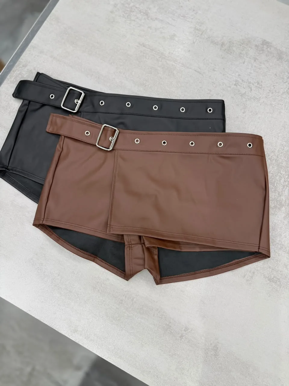 SHORT POLLERA CUERINA HEBILLA TIRO BAJO - Image 2