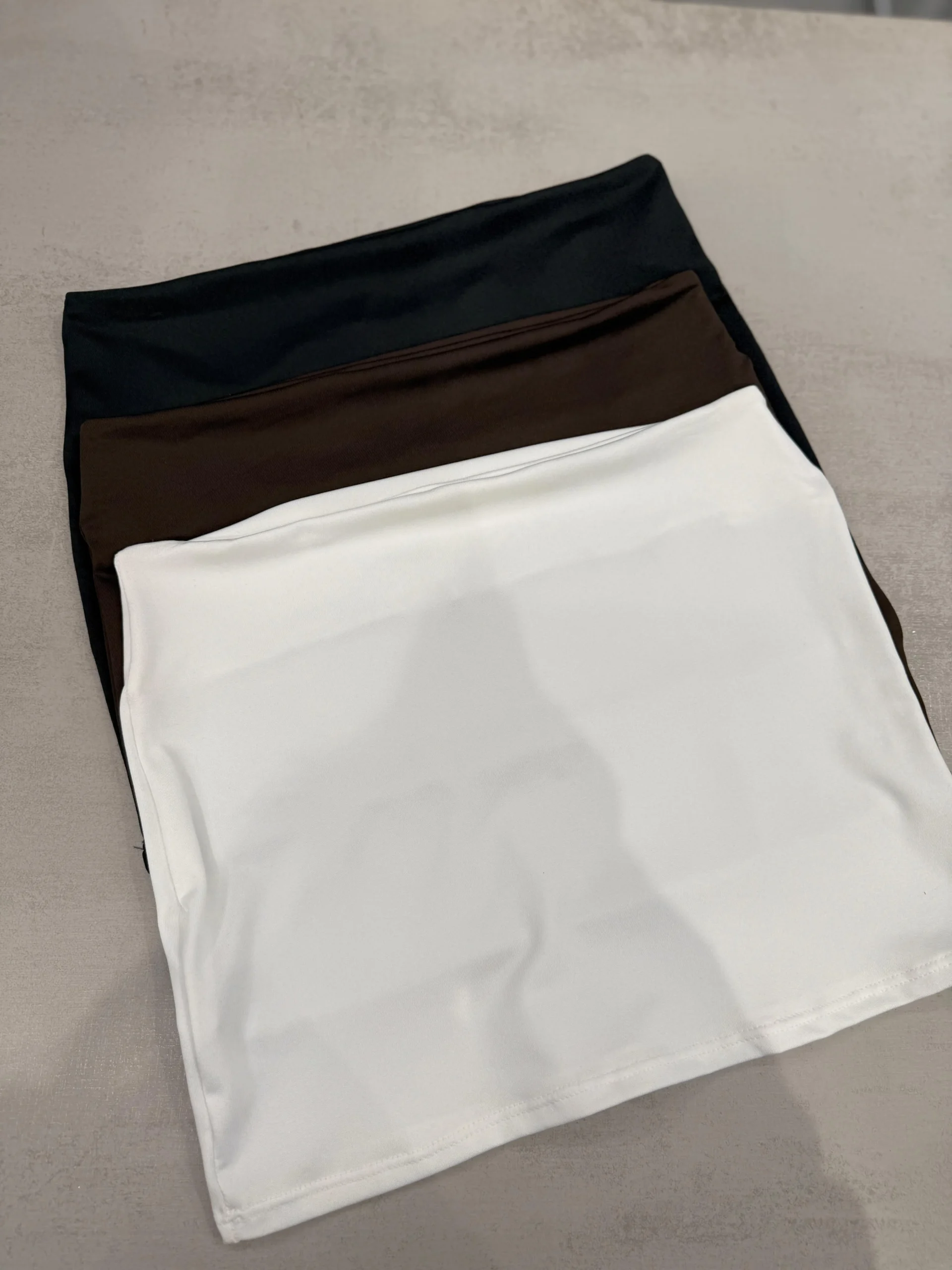 Alternative view of POLLERA MICROFIBRA BASICA TIRO BAJO