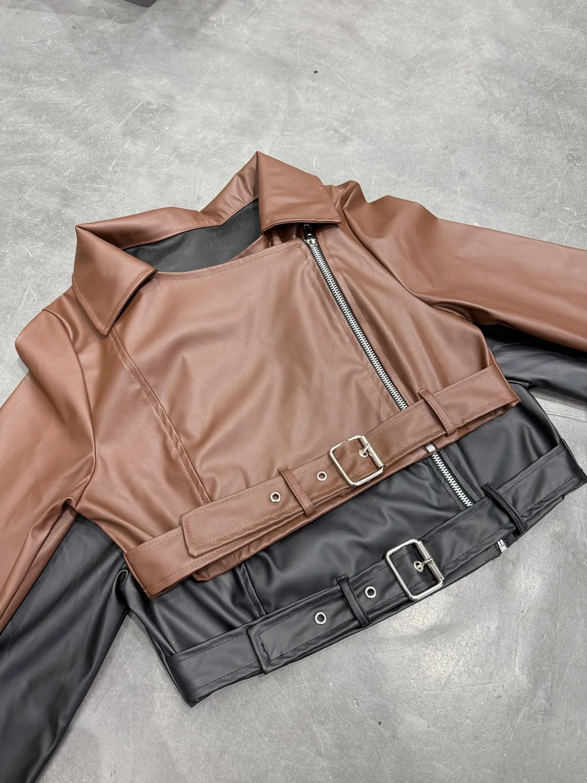 Alternative view of CAMPERA CUERINA HEBILLA