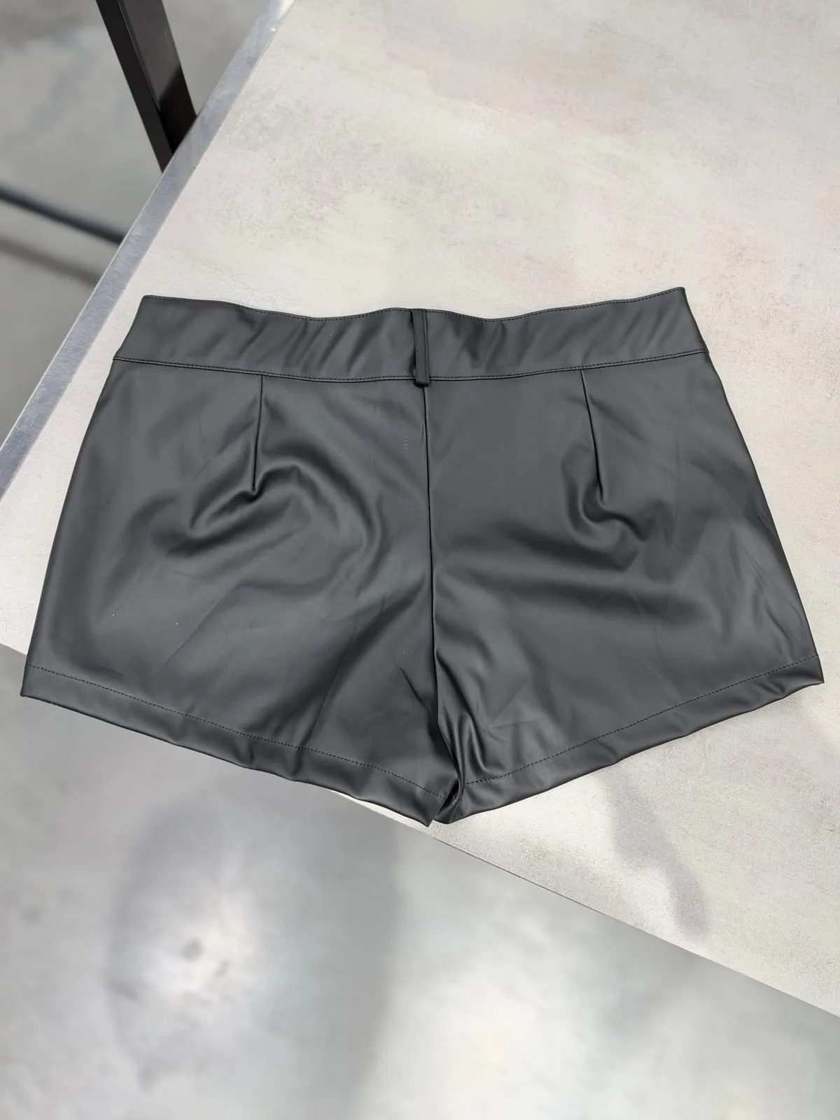 SHORT CUERINA DOBLE BROCHE - Imagen 2