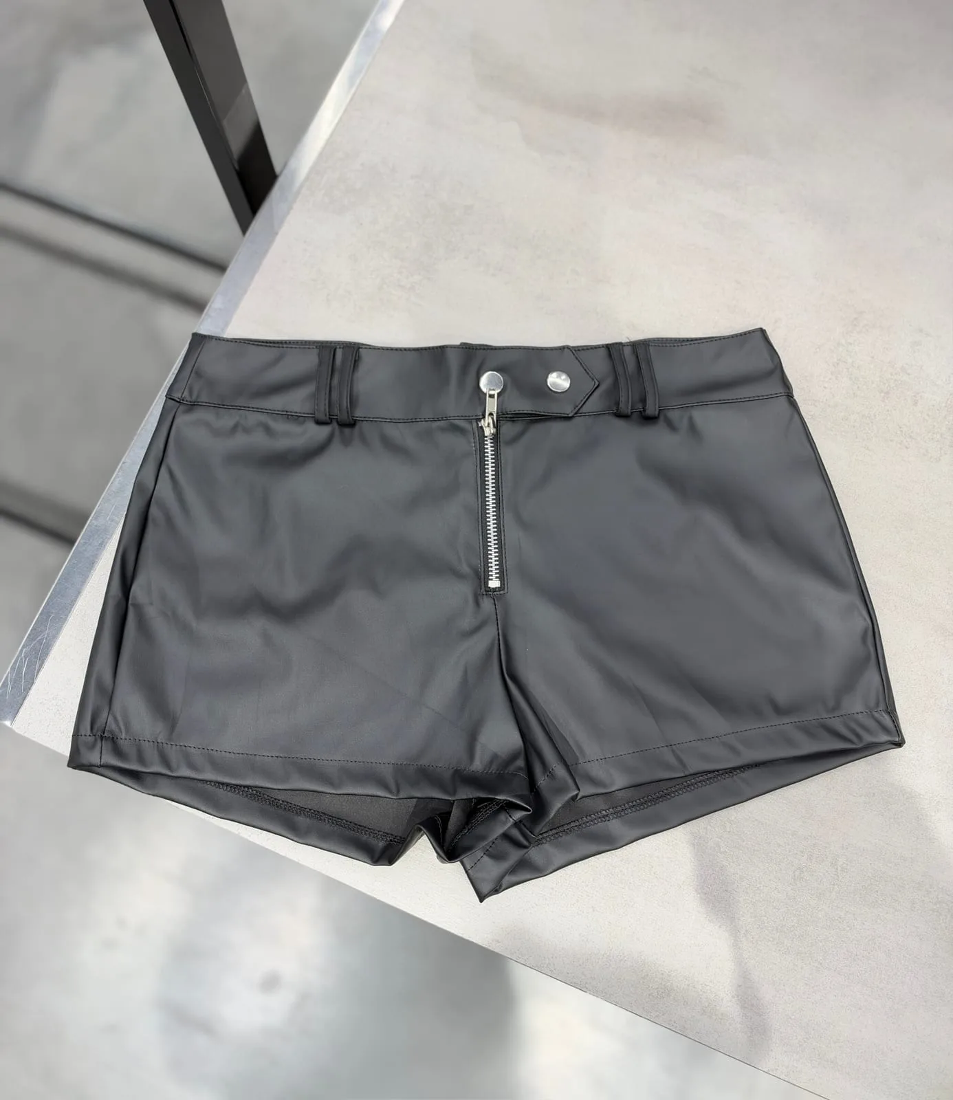 SHORT CUERINA DOBLE BROCHE