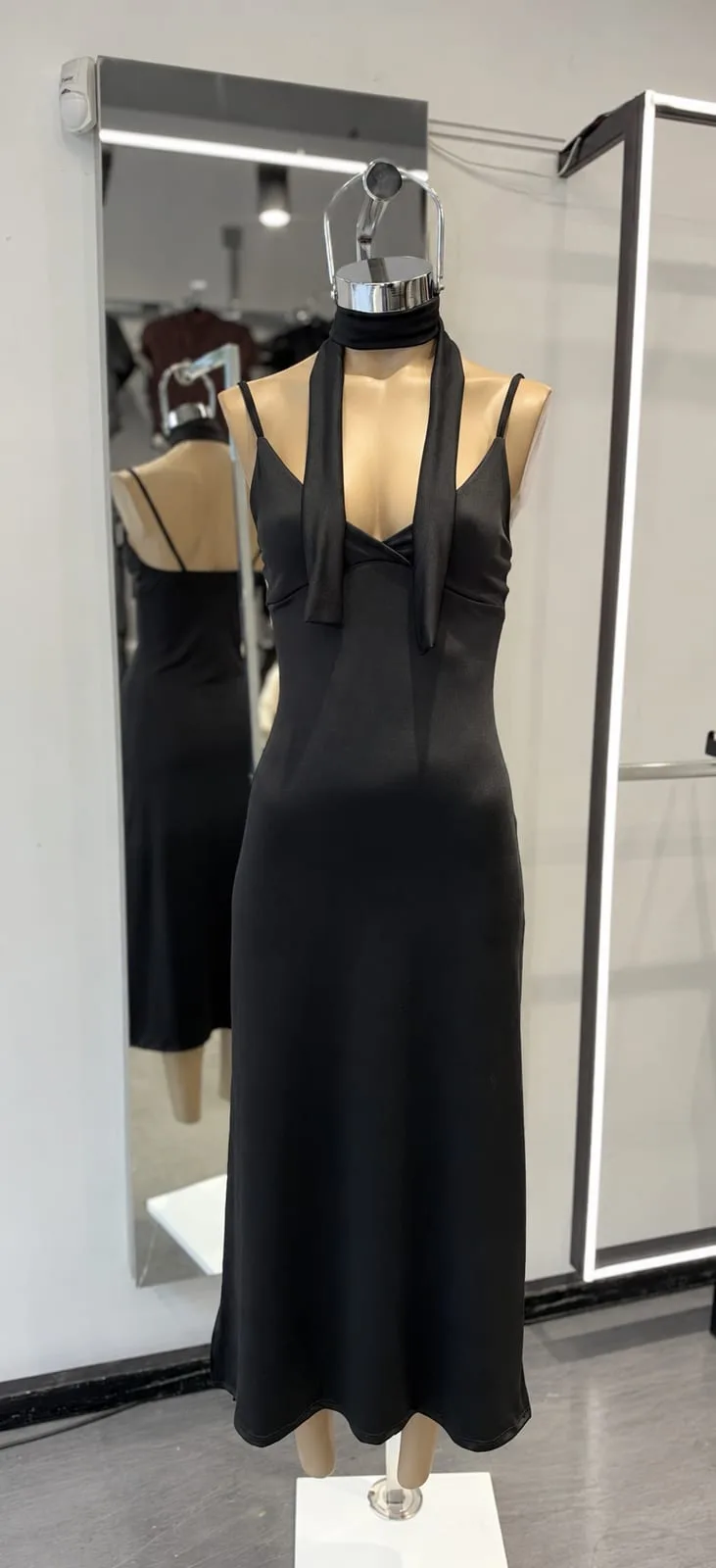 Alternative view of VESTIDO MICROFIBRA LARGO ESCOTE EN V BUFANDA