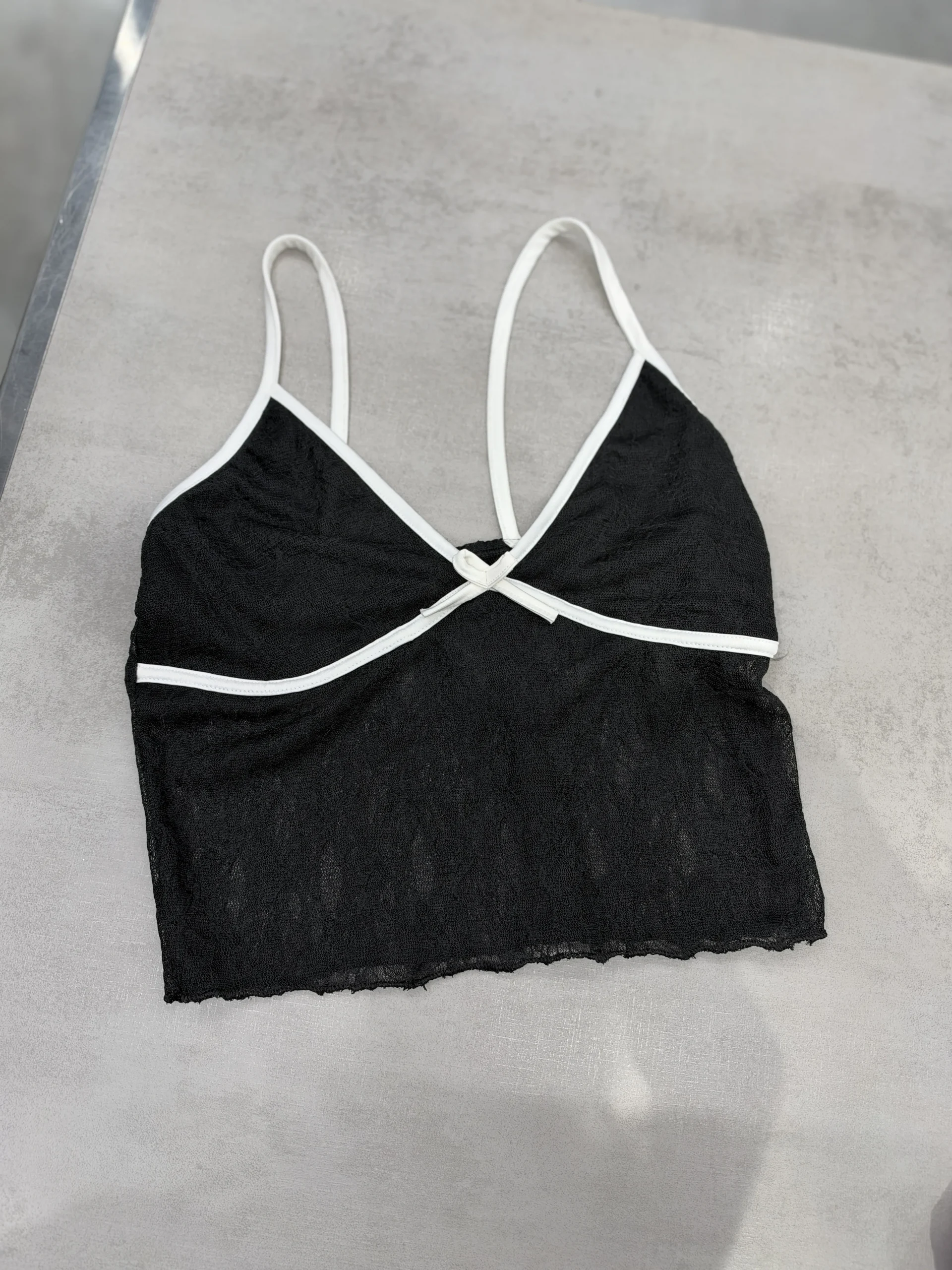 Alternative view of TOP ENCAJE COMBINADO EN V